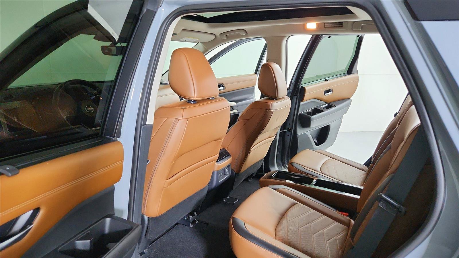 Used 2024 Nissan Pathfinder Platinum FWD image 18