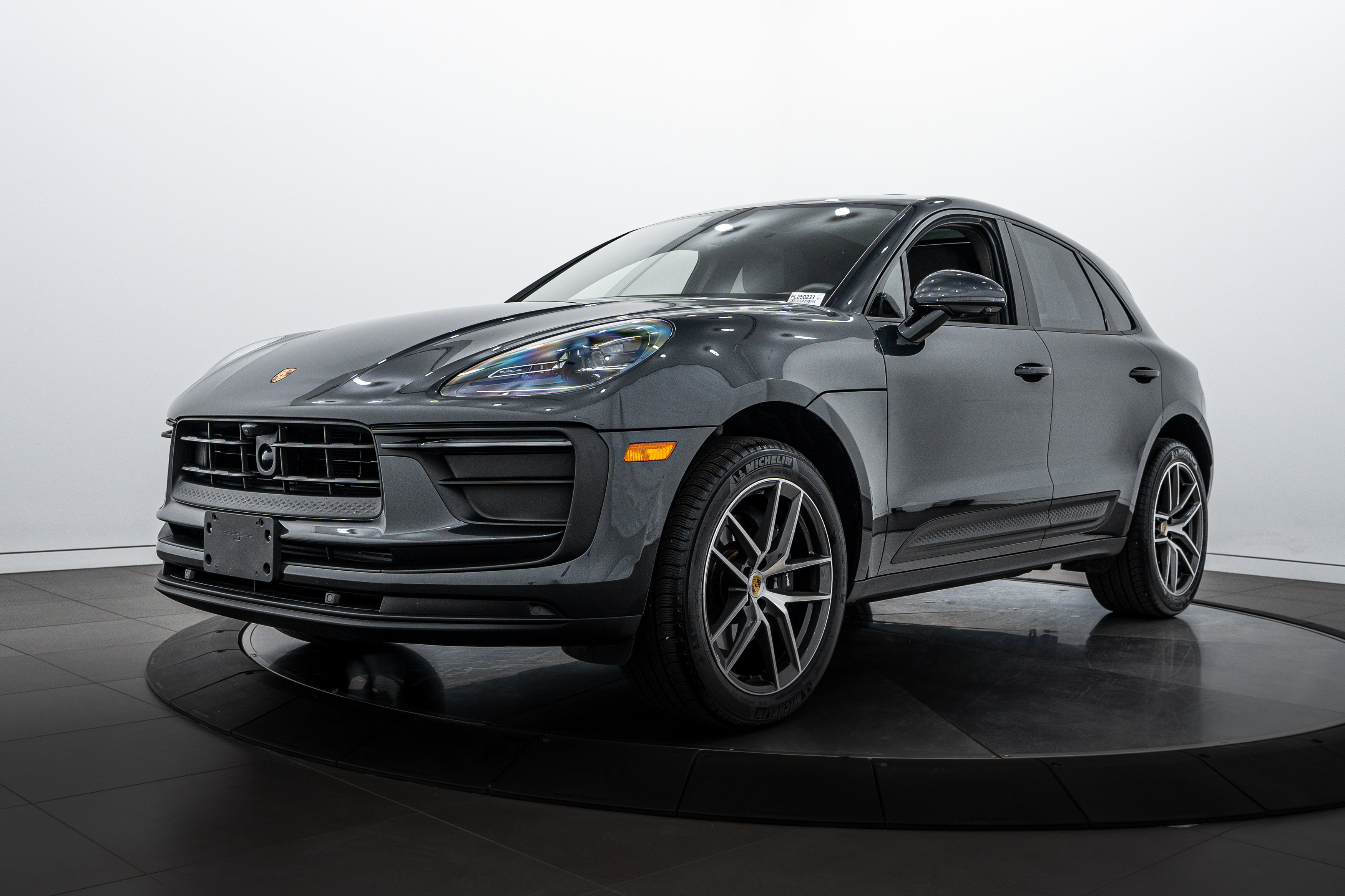 Certified 2025 Porsche Macan image 1