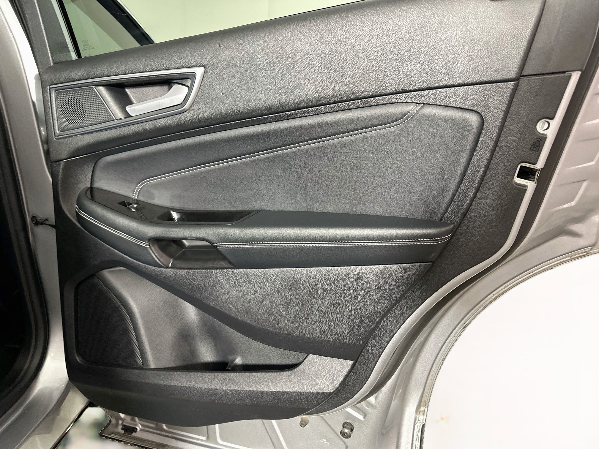 Used 2020 Ford Edge Titanium FWD image 29