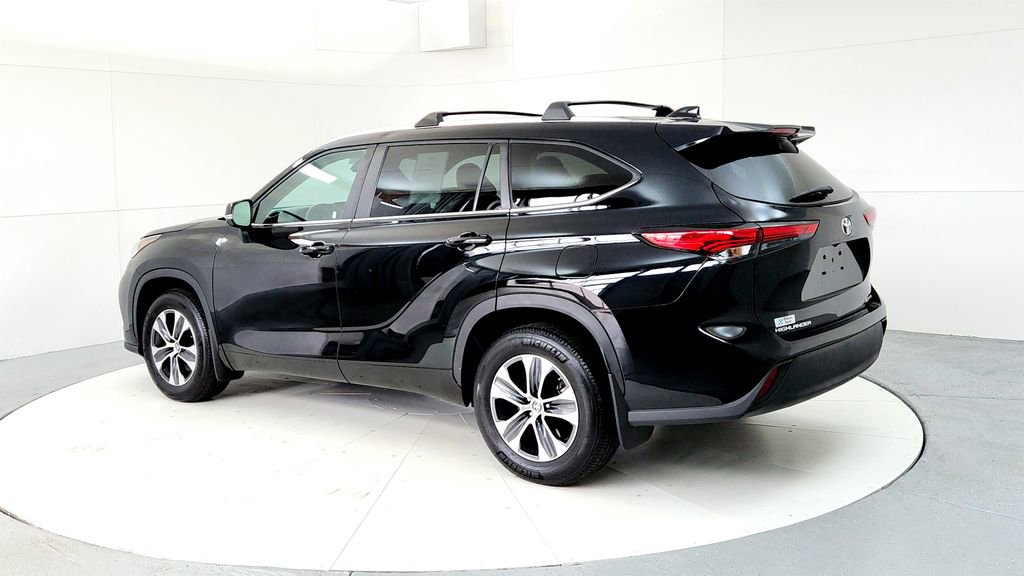 Used 2023 Toyota Highlander XLE AWD/4WD image 4