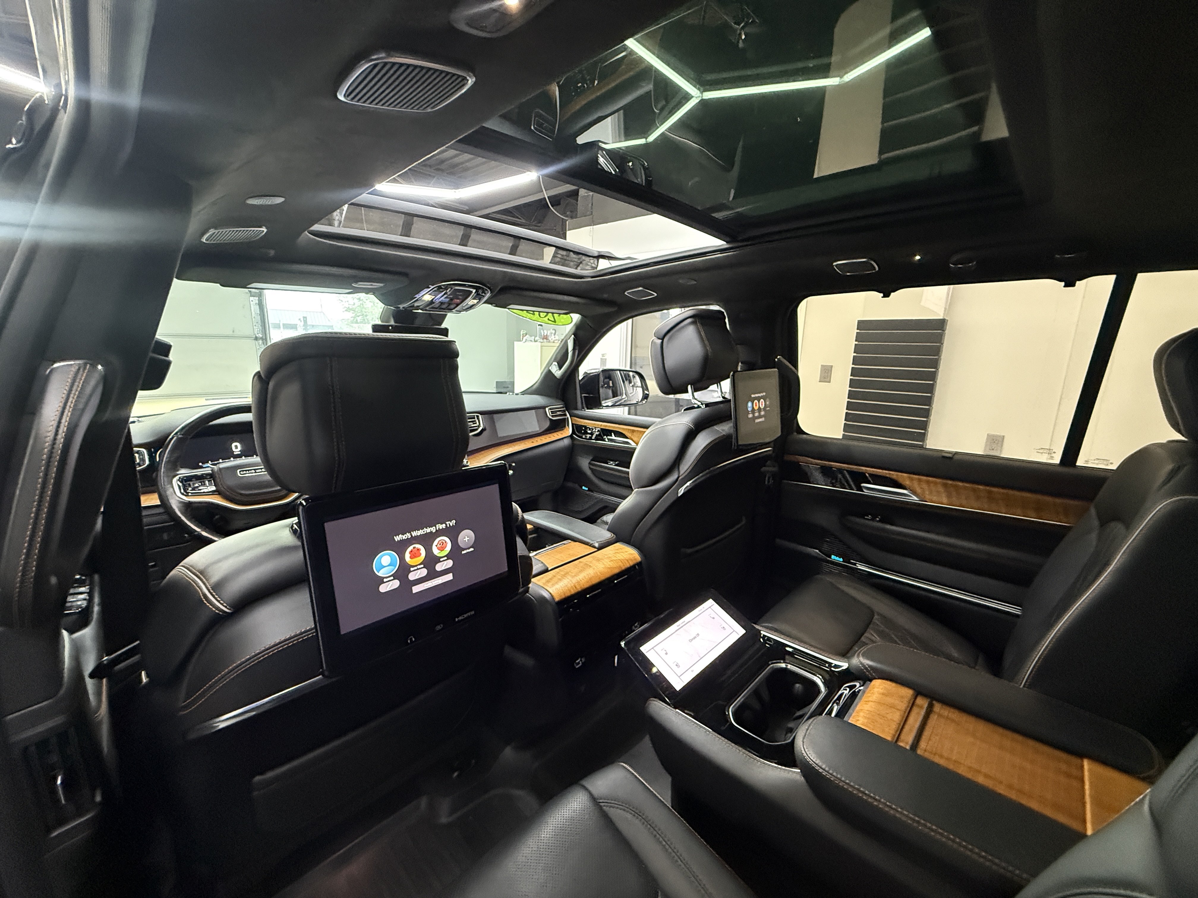 Used 2022 Jeep Grand Wagoneer Series III w/ Rear-Seat Entertainment Group AWD/4WD image 13