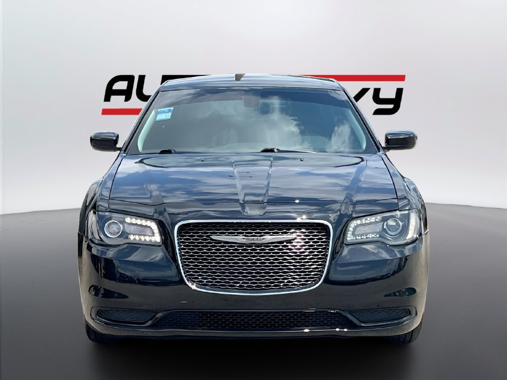 Used 2023 Chrysler 300 Touring RWD image 2