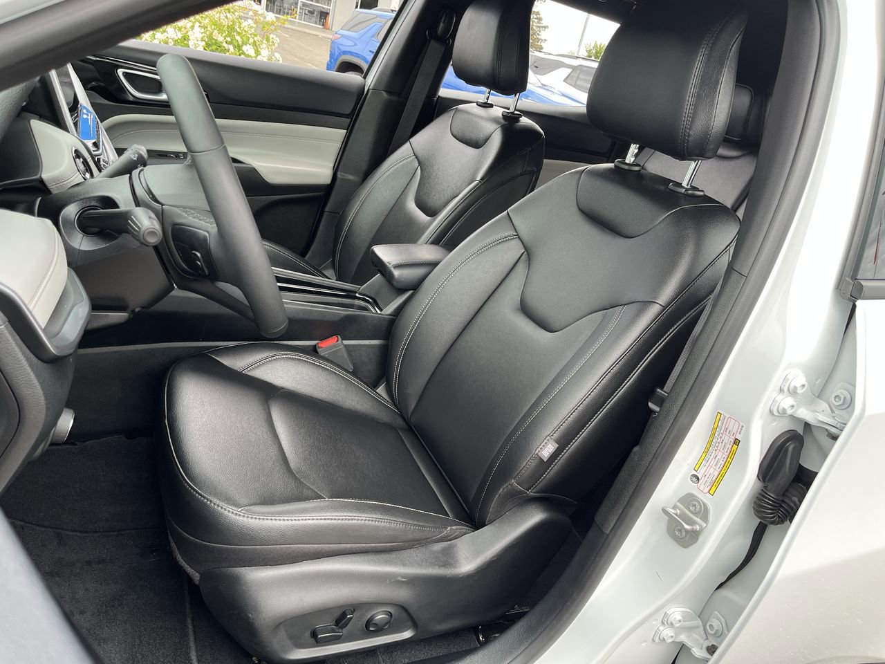 Used 2025 Jeep Compass Limited AWD/4WD image 17