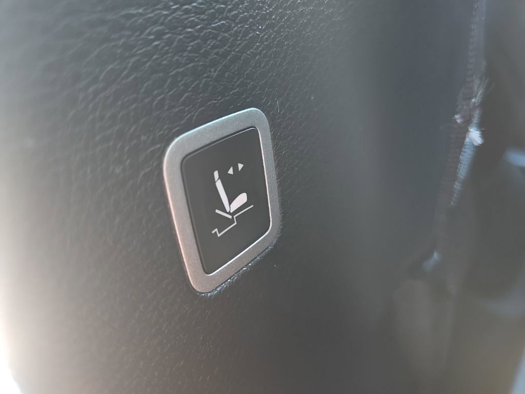 Used 2025 Chrysler Pacifica Select image 86