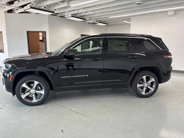 New 2026 Jeep Grand Cherokee Limited w/ Luxury Tech Group II AWD/4WD image 4