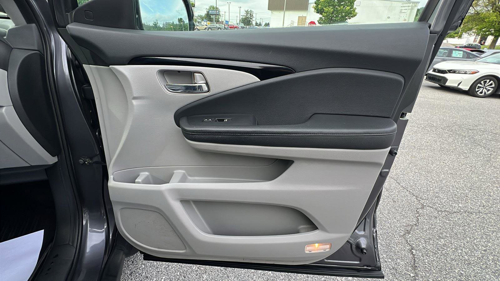 Used 2020 Honda Pilot Touring image 12