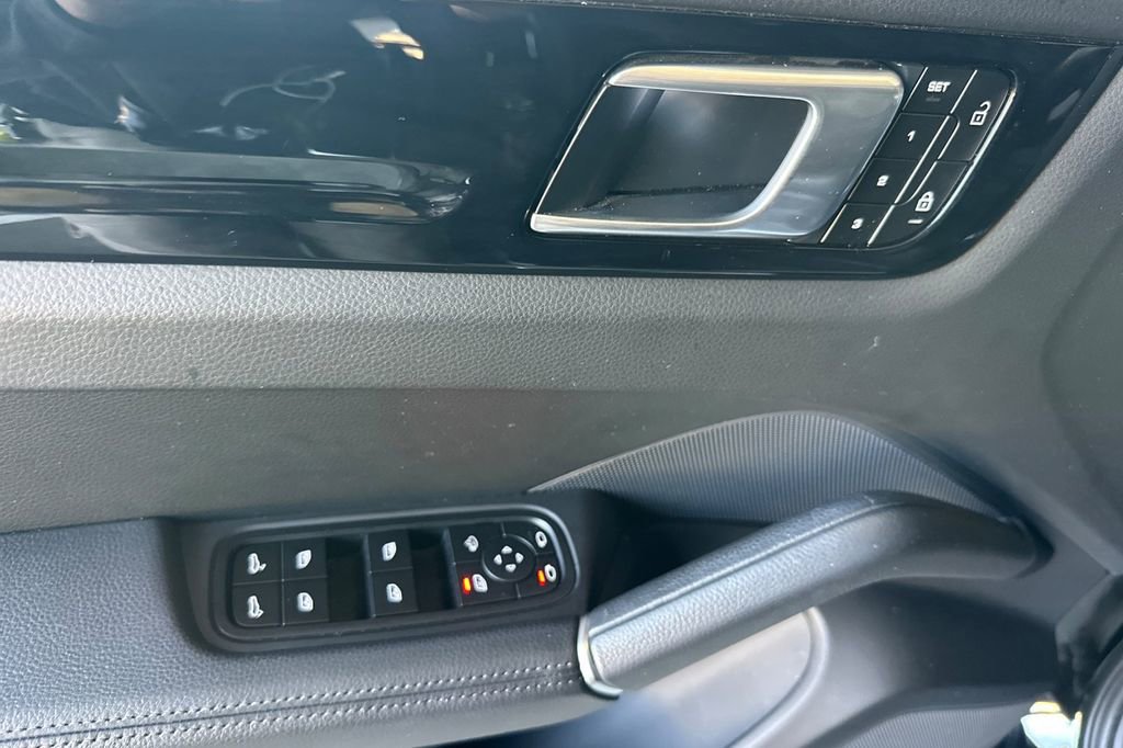 Used 2023 Porsche Cayenne image 11
