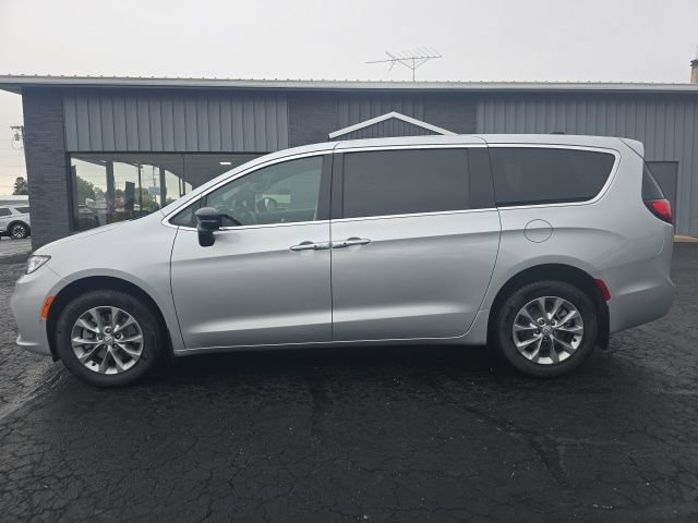 New 2026 Chrysler Pacifica Select image 4