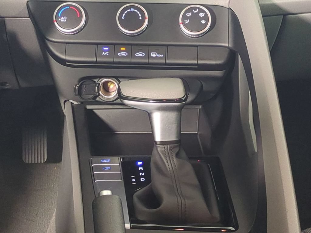 Used 2025 Hyundai Elantra SE FWD image 20