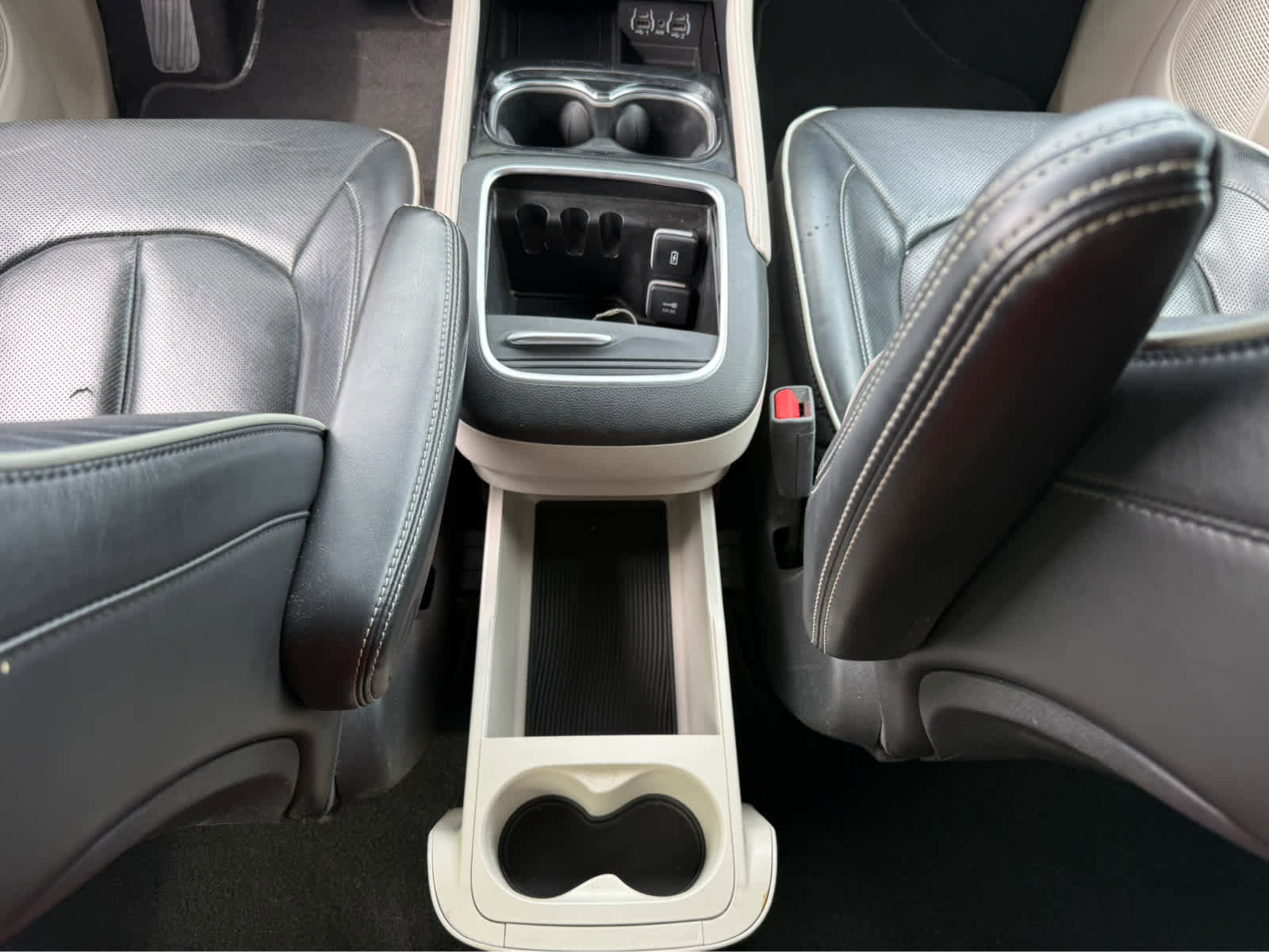 Used 2023 Chrysler Pacifica Limited FWD image 17