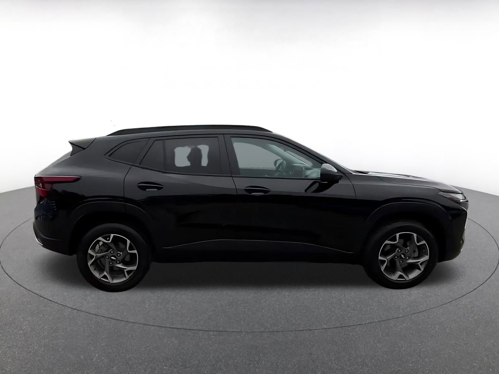Used 2025 Chevrolet Trax LT FWD image 16