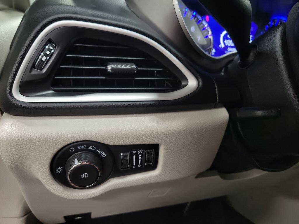 Used 2024 Chrysler Pacifica Touring-L FWD image 26
