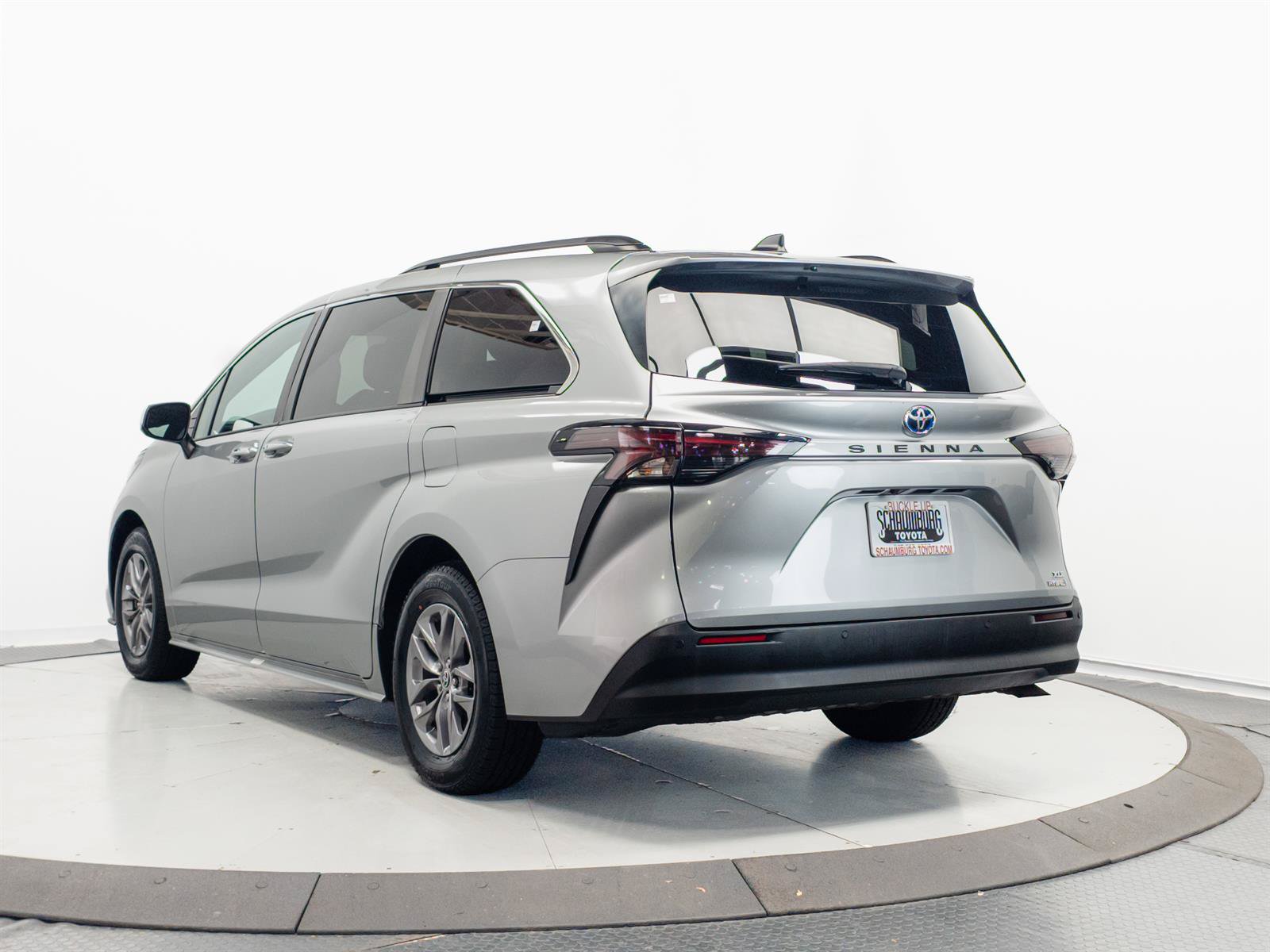 Certified 2024 Toyota Sienna XLE FWD image 10