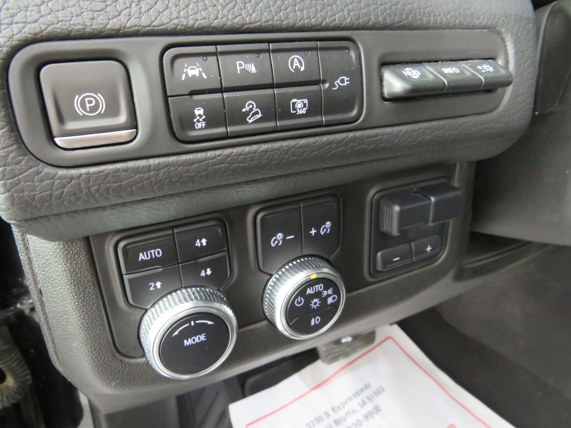 Used 2022 GMC Yukon XL Denali w/ Advanced Technology Package image 17