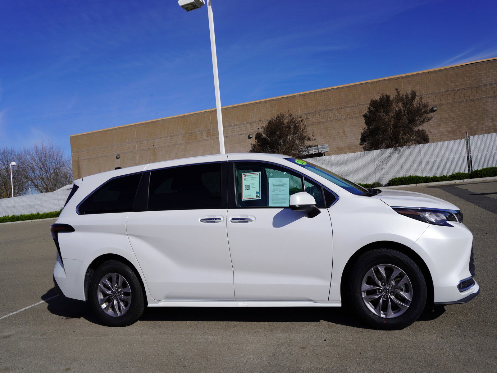 Used 2023 Toyota Sienna XLE image 4