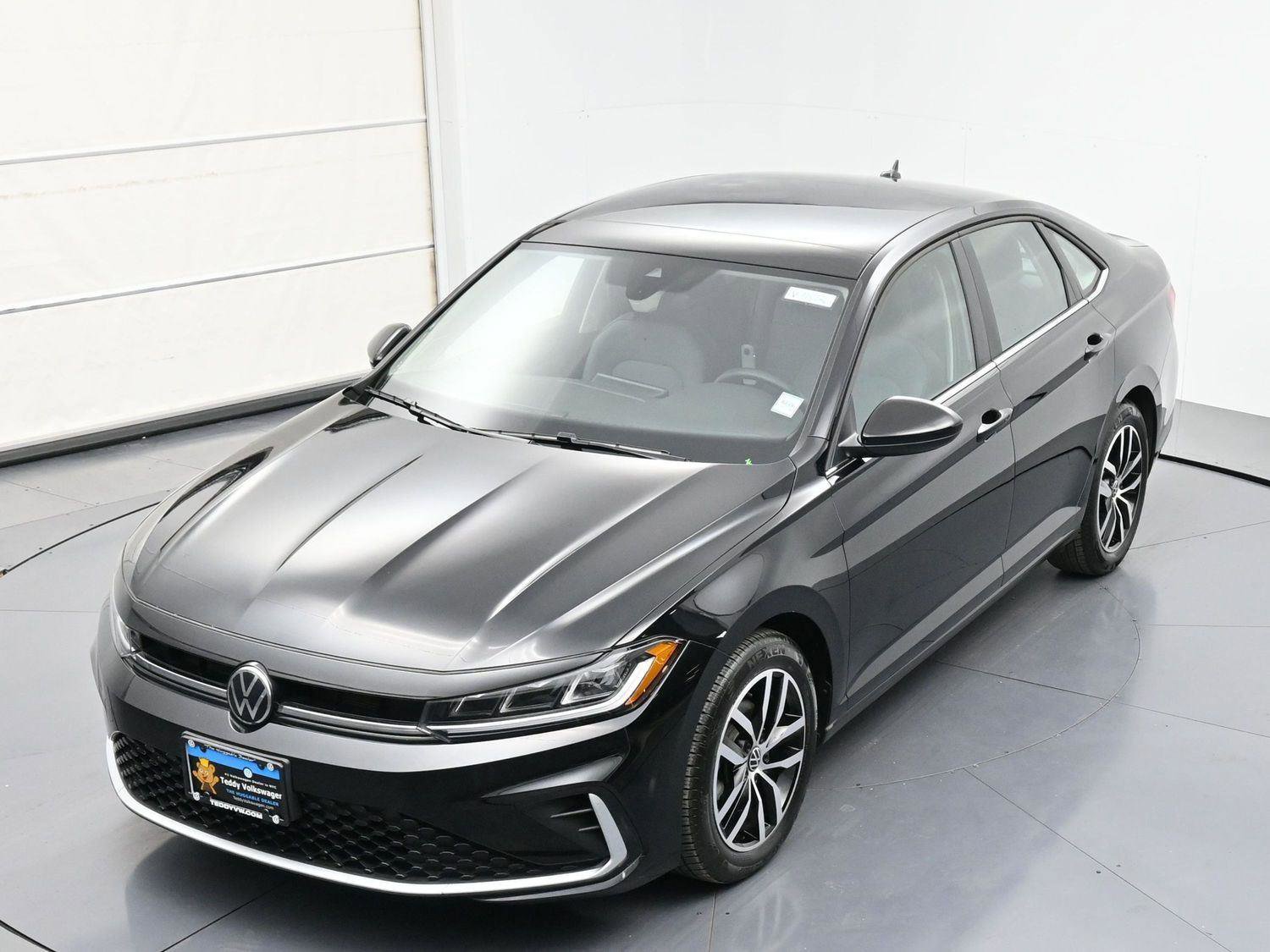 Certified 2025 Volkswagen Jetta SE w/ Sunroof Package image 34