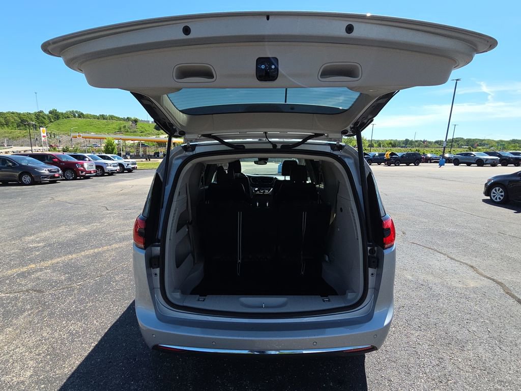 Used 2023 Chrysler Pacifica Touring-L FWD image 30