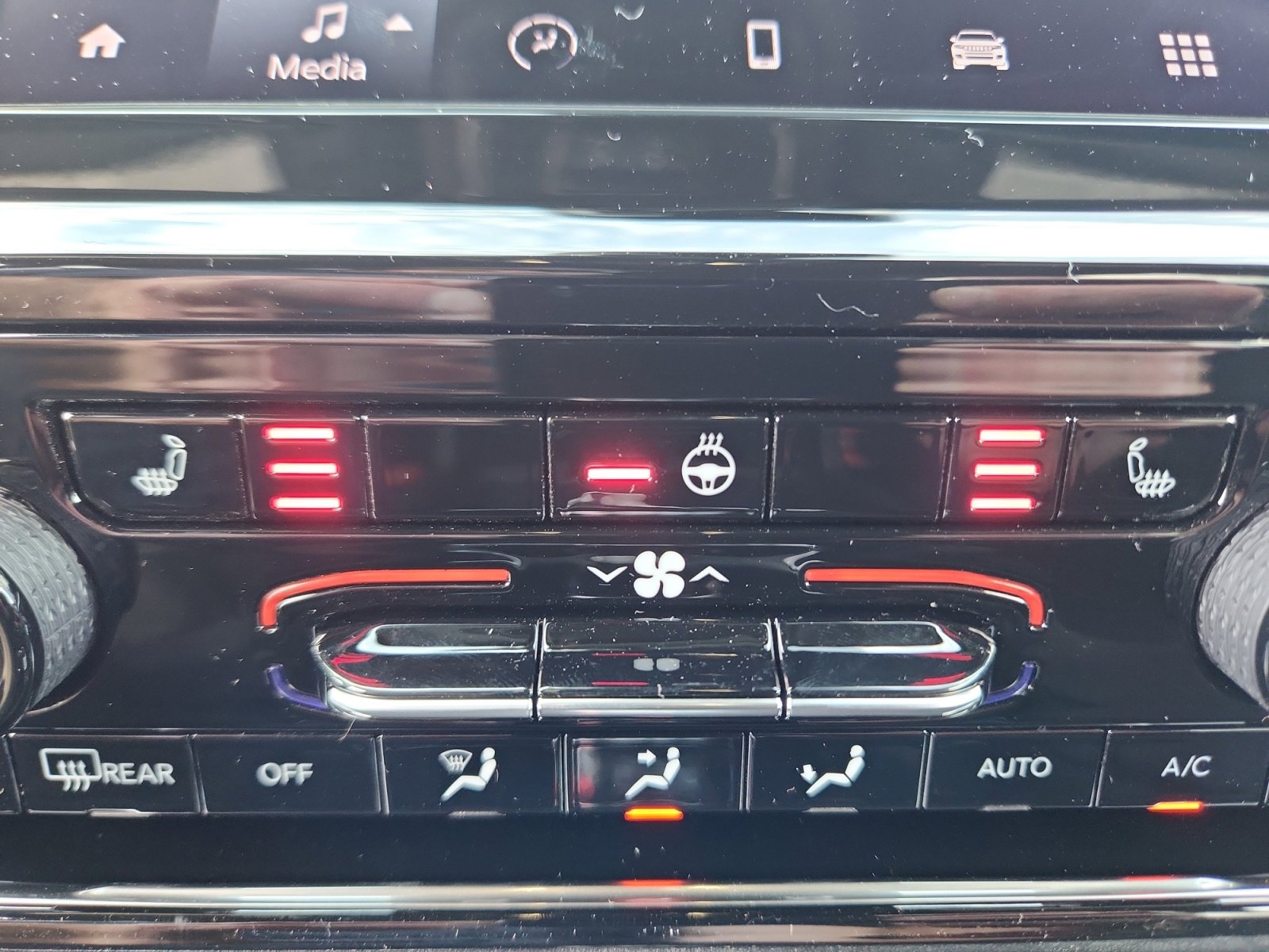 New 2025 Jeep Grand Cherokee Laredo X w/ Luxury Tech Group I AWD/4WD image 32