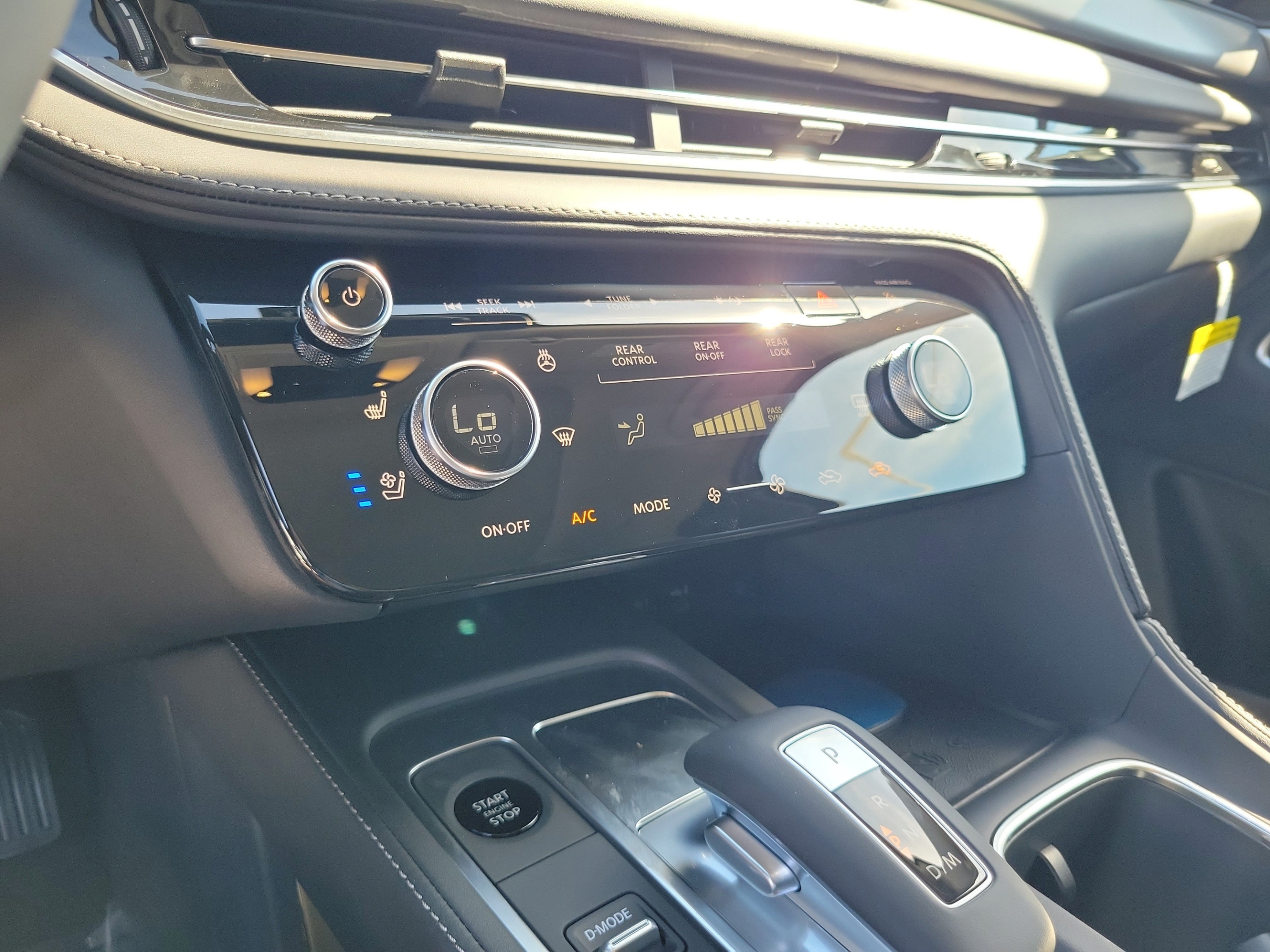 New 2027 INFINITI QX60 Luxe w/ Family Package FWD image 18