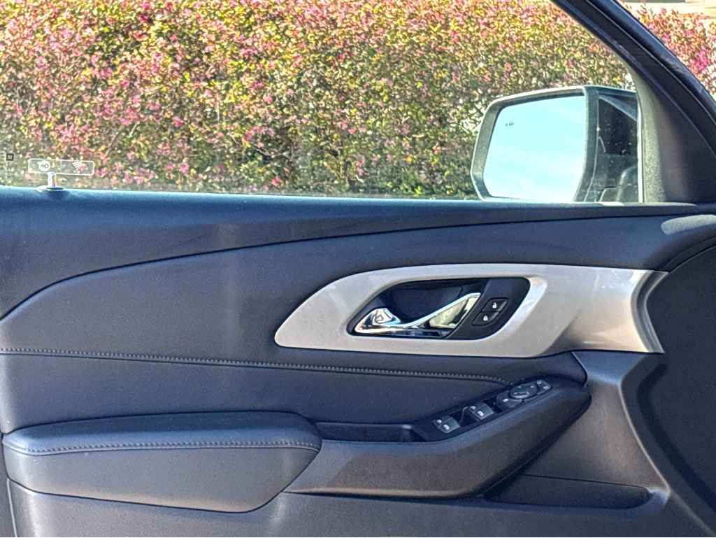 Used 2023 Chevrolet Traverse LT image 7