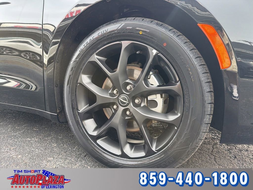 Used 2025 Chrysler Pacifica Limited image 41