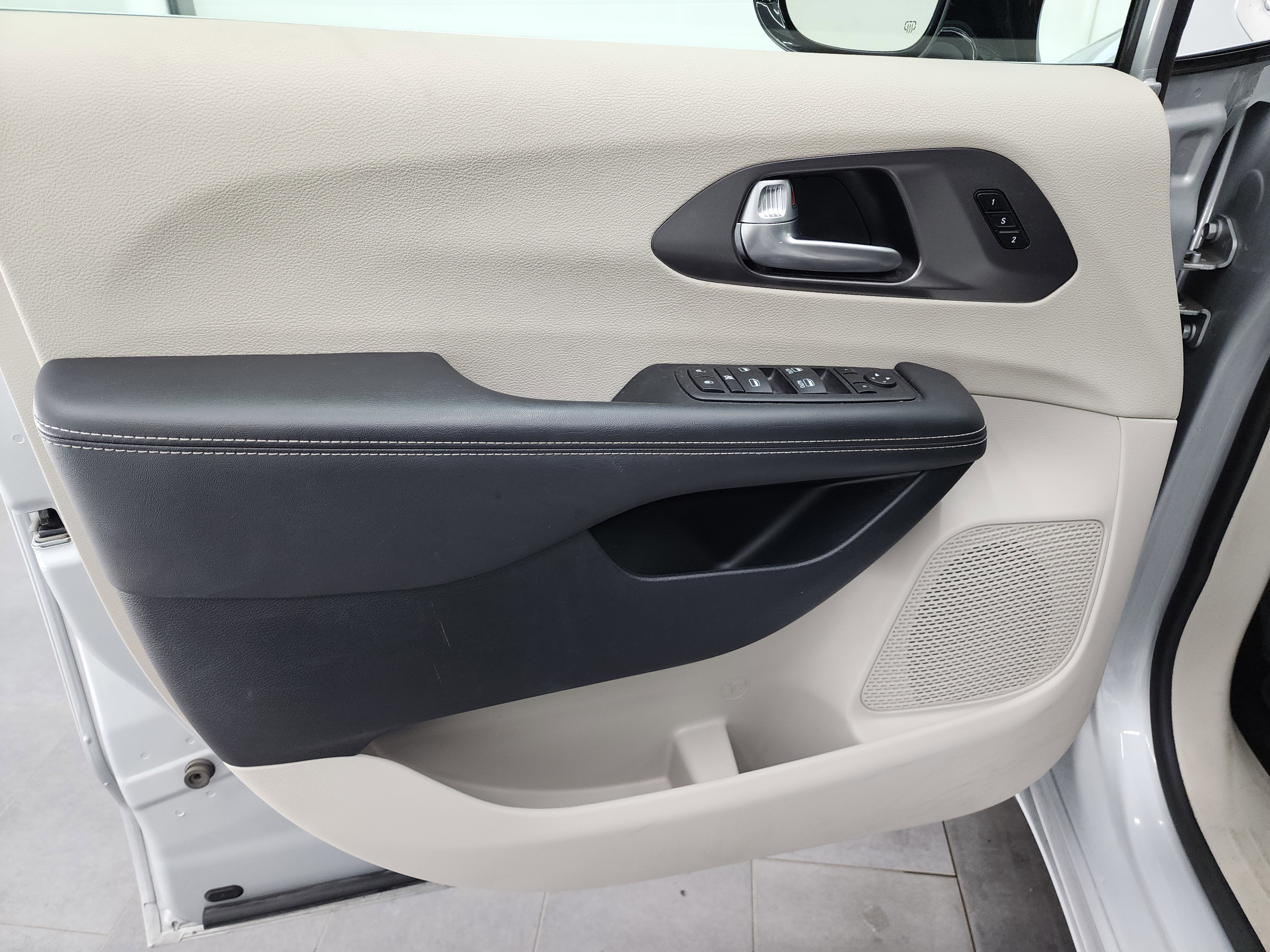 Used 2024 Chrysler Pacifica Touring-L image 38