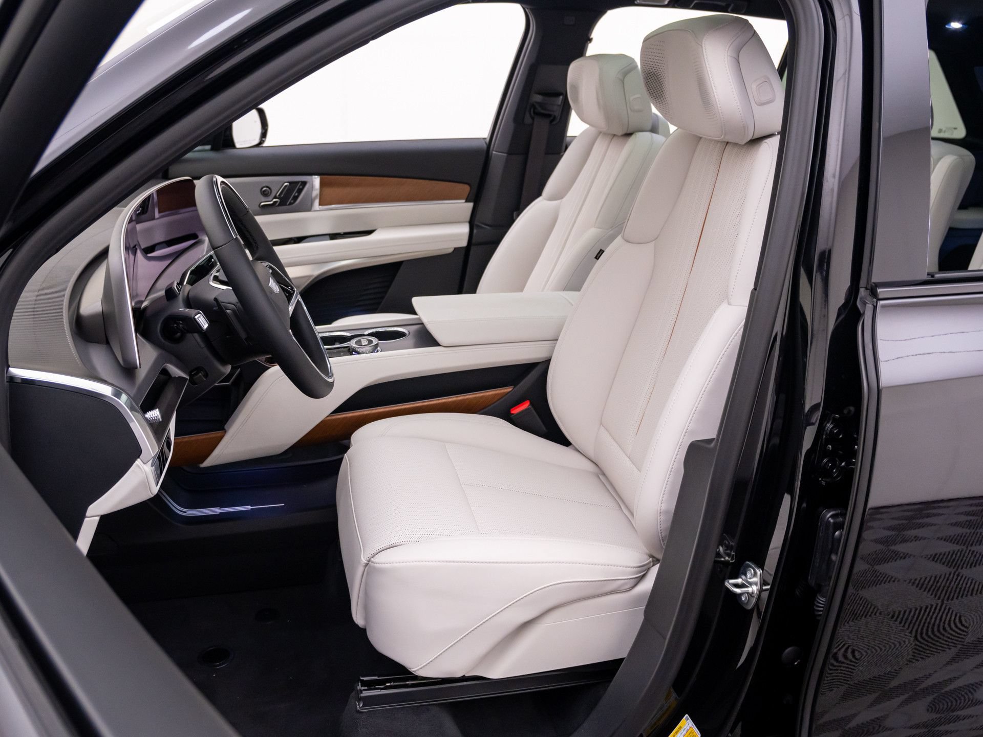 New 2027 Cadillac Vistiq Luxury w/ LPO, Floor Liner Package AWD/4WD image 14