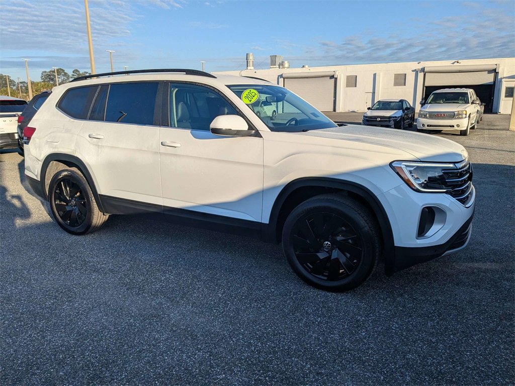 Used 2025 Volkswagen Atlas SE w/ Black Wheel Package image 2