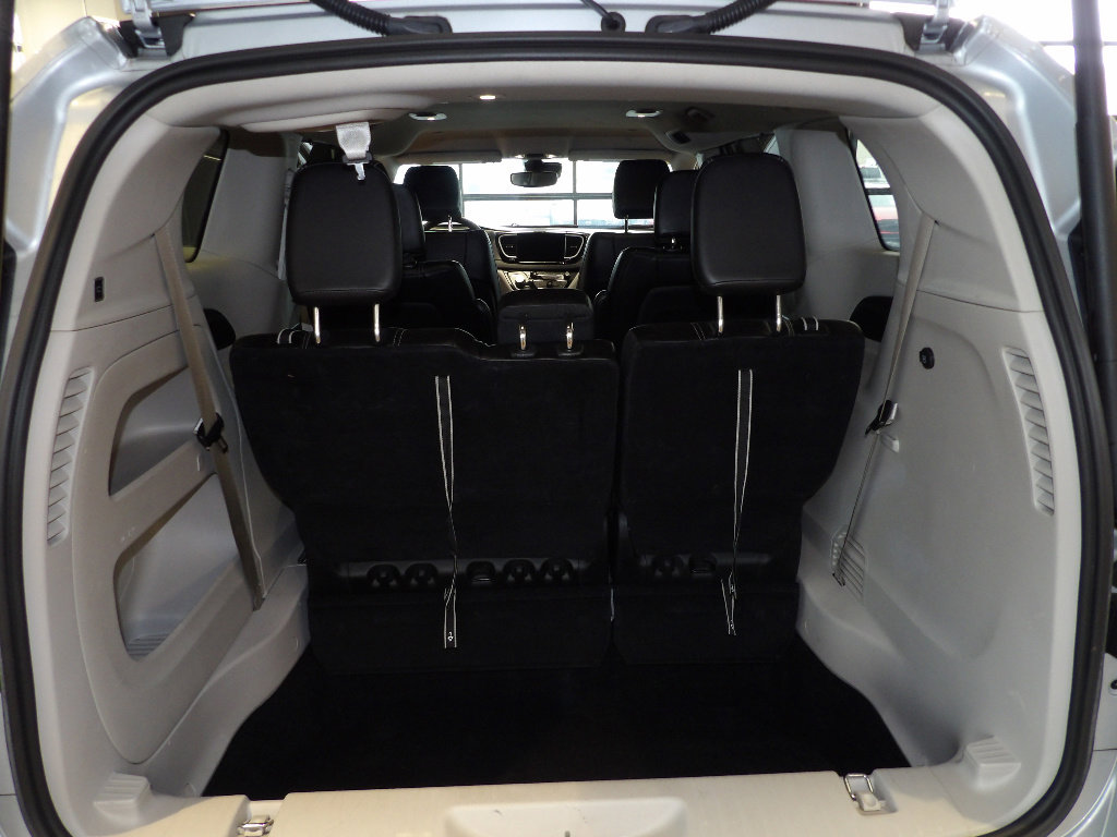 Used 2024 Chrysler Pacifica Touring-L FWD image 18