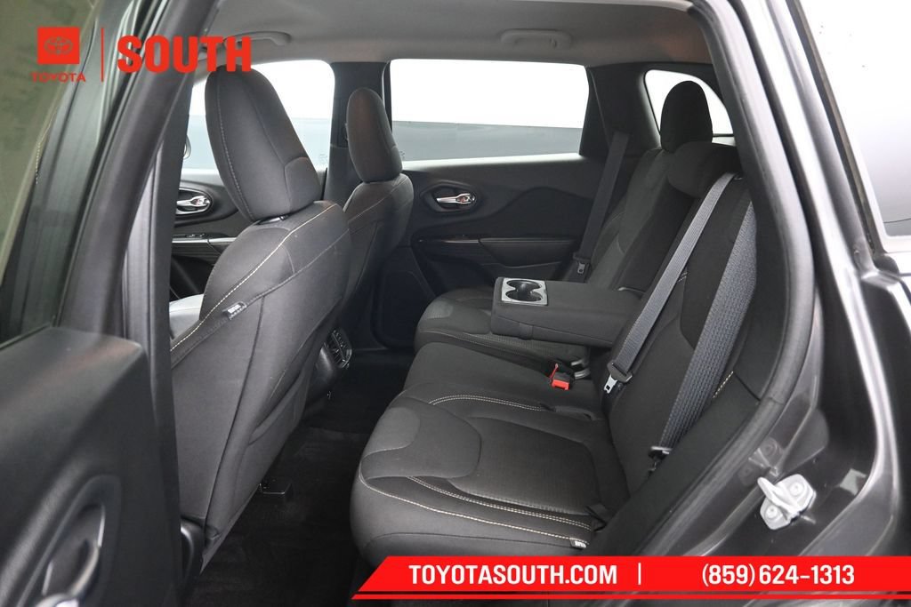 Used 2017 Jeep Cherokee Latitude w/ Comfort & Sound Group FWD image 10