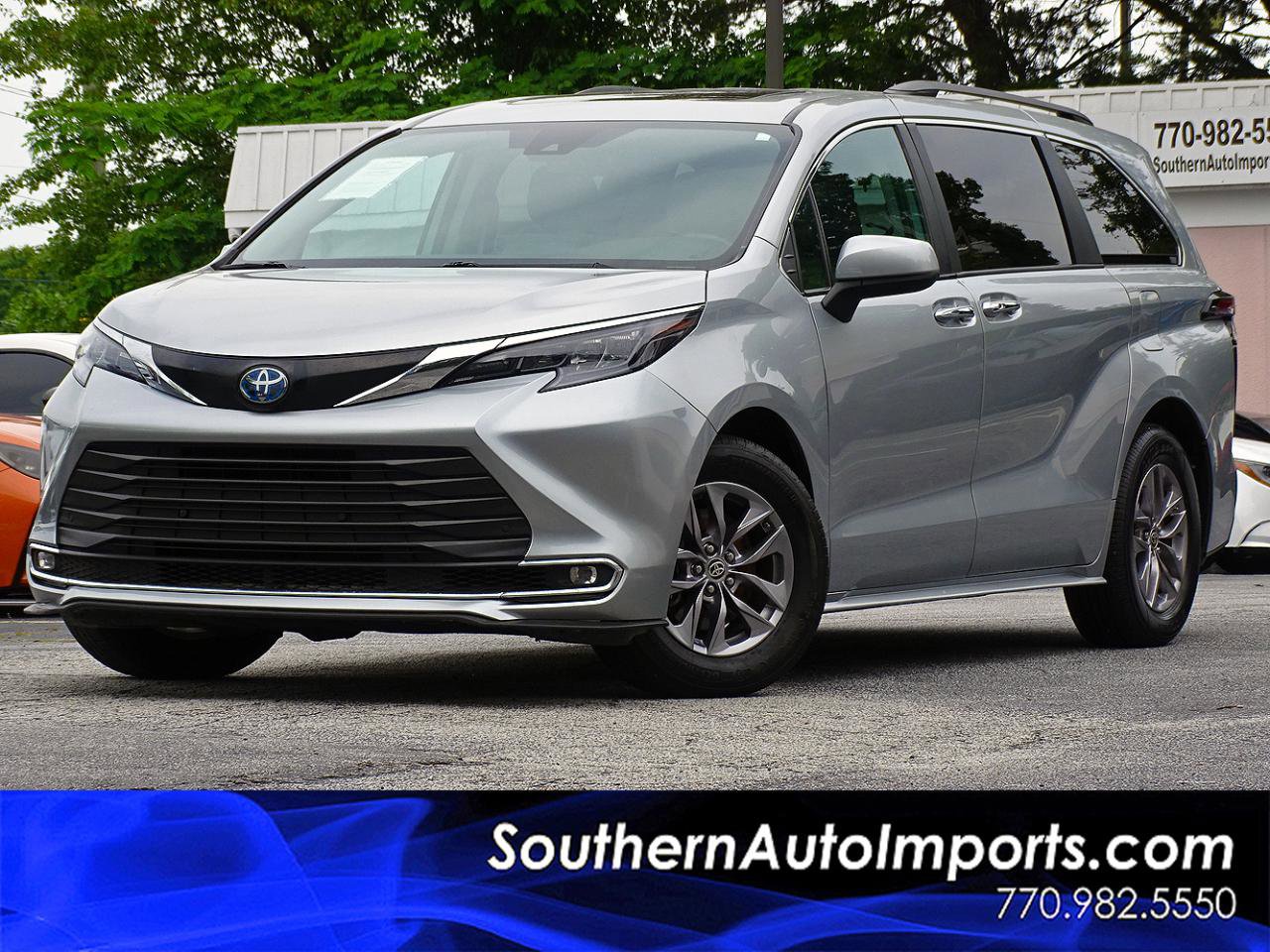 Used 2024 Toyota Sienna XLE FWD image 1