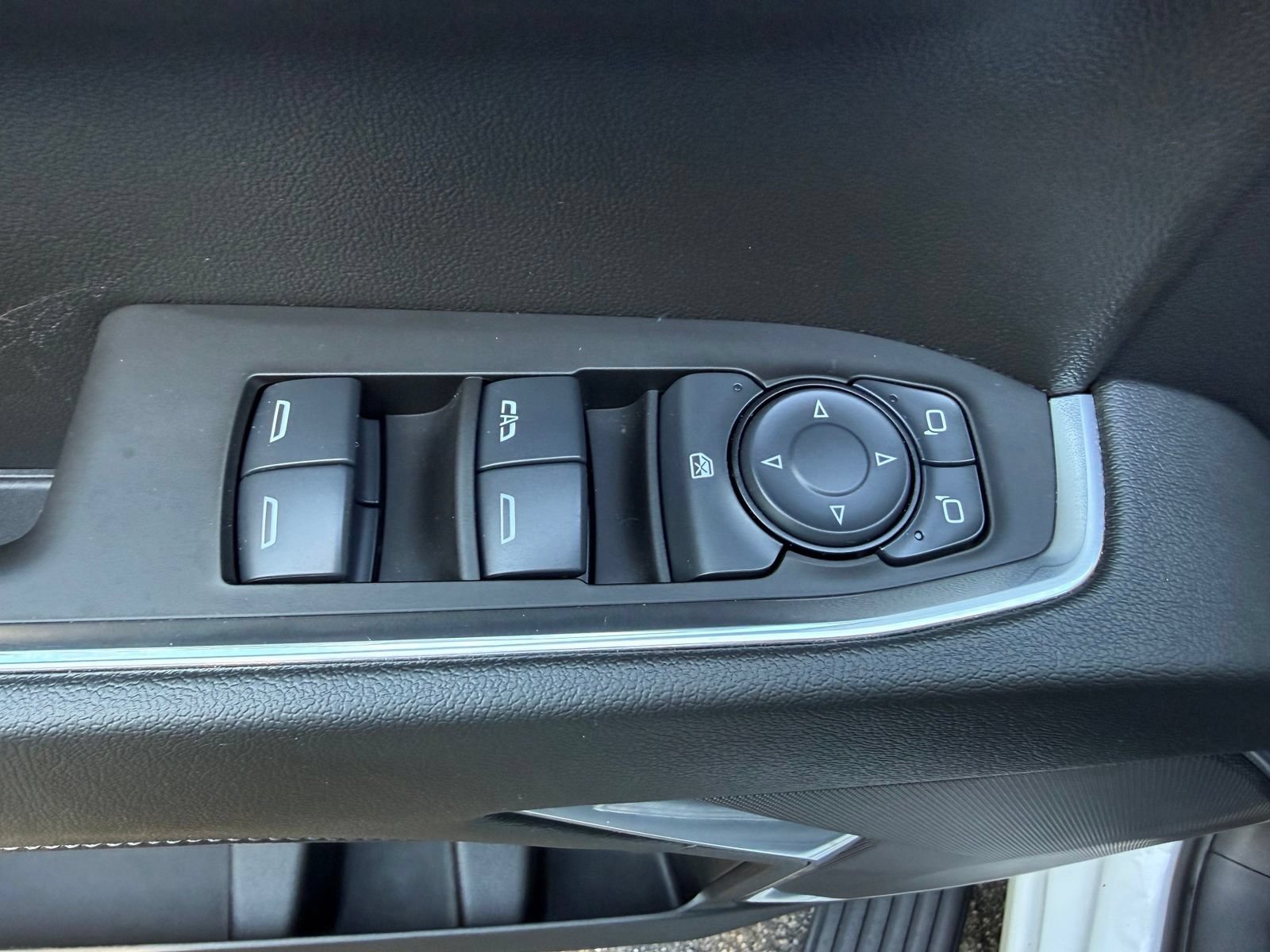 Used 2025 Chevrolet Silverado 1500 LT AWD/4WD image 10
