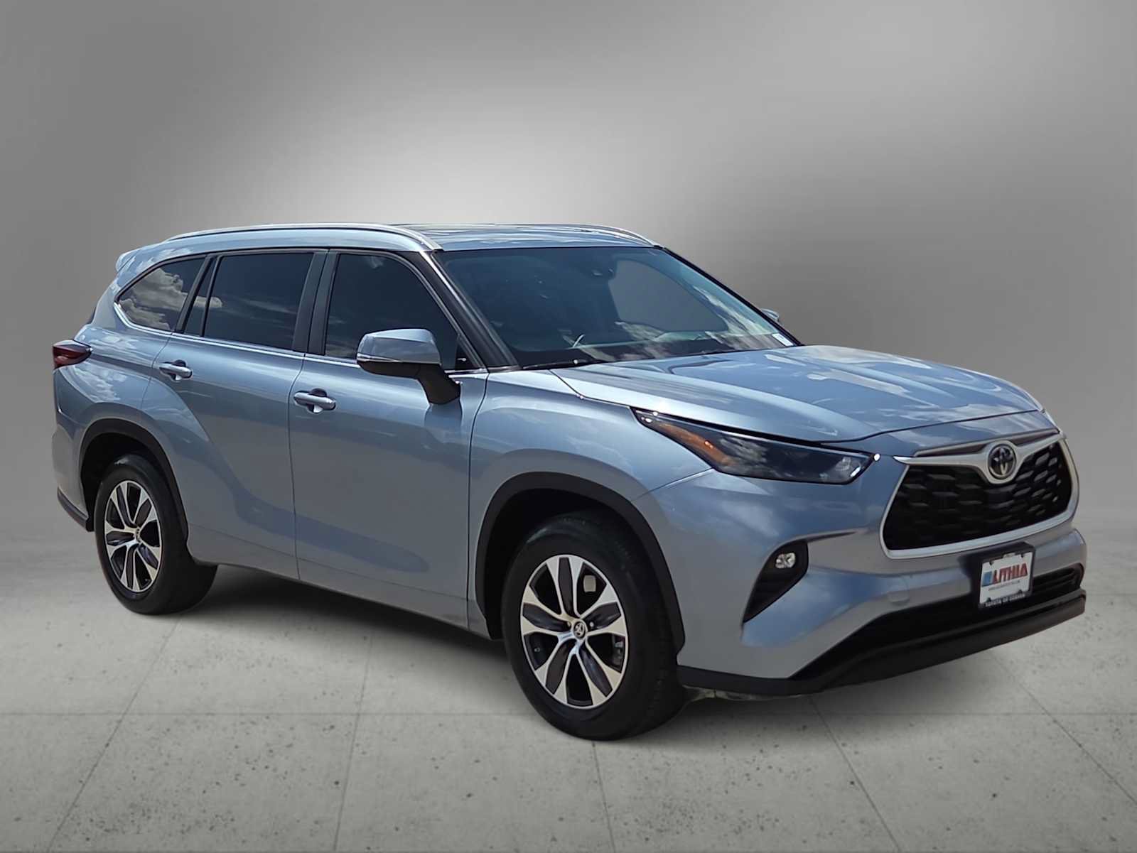 Used 2024 Toyota Highlander XLE FWD image 2