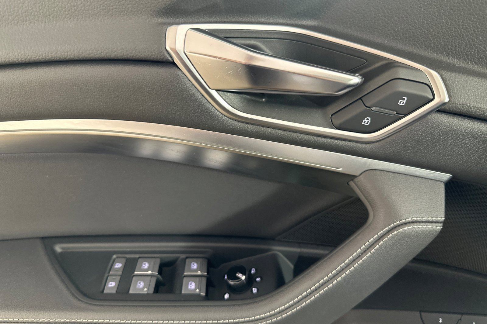 Used 2023 Audi e-tron Premium Plus w/ Premium Plus Package image 10