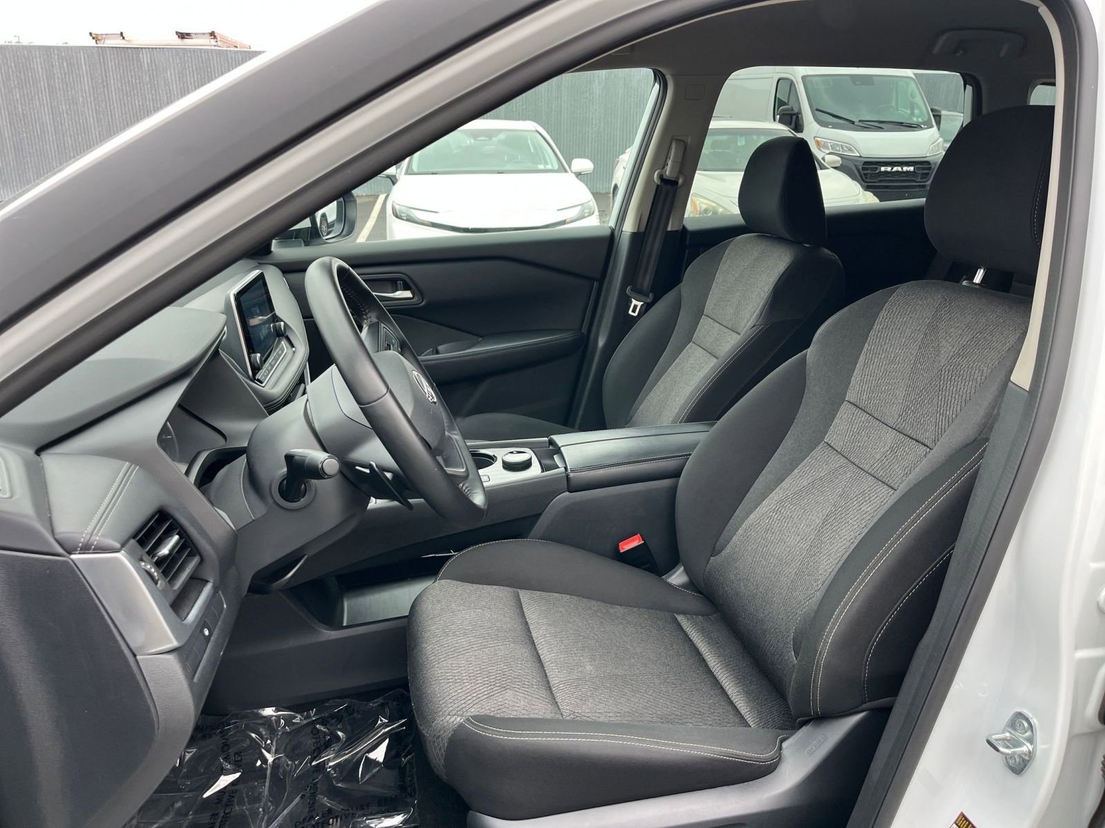 Used 2025 Nissan Rogue SV AWD/4WD image 38
