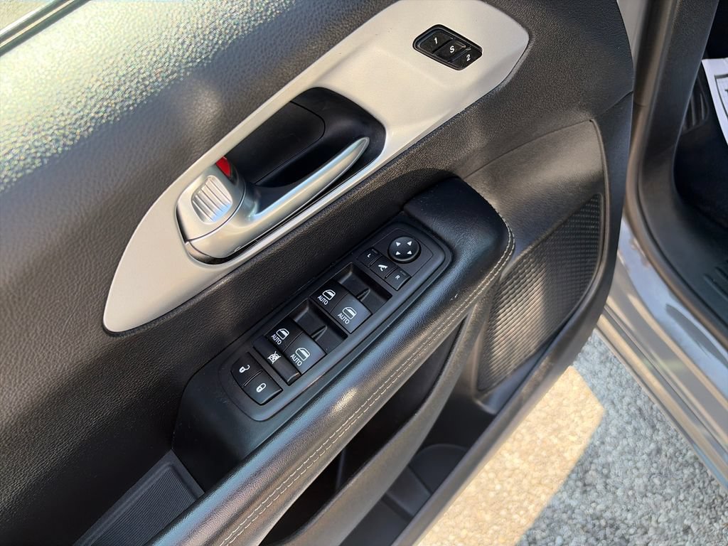 Used 2025 Chrysler Pacifica Limited FWD image 12