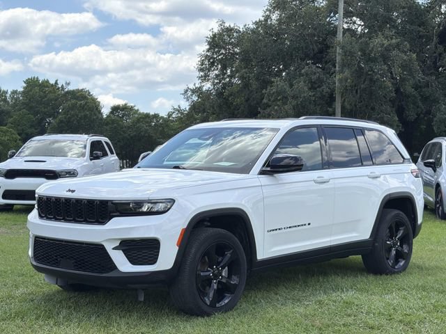 Used 2023 Jeep Grand Cherokee Altitude AWD/4WD image 13