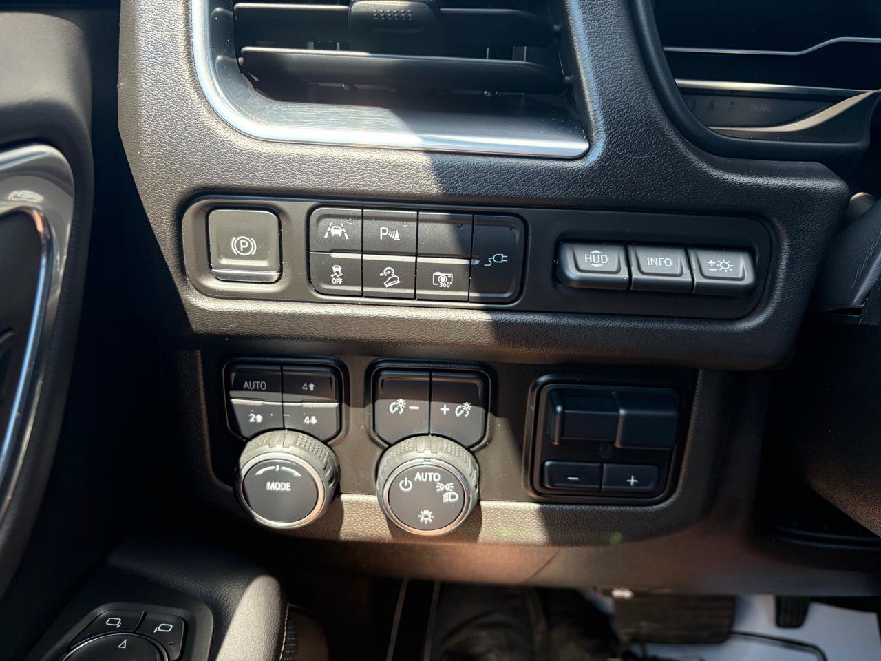 Used 2022 Chevrolet Suburban Premier w/ Premium Package AWD/4WD image 15