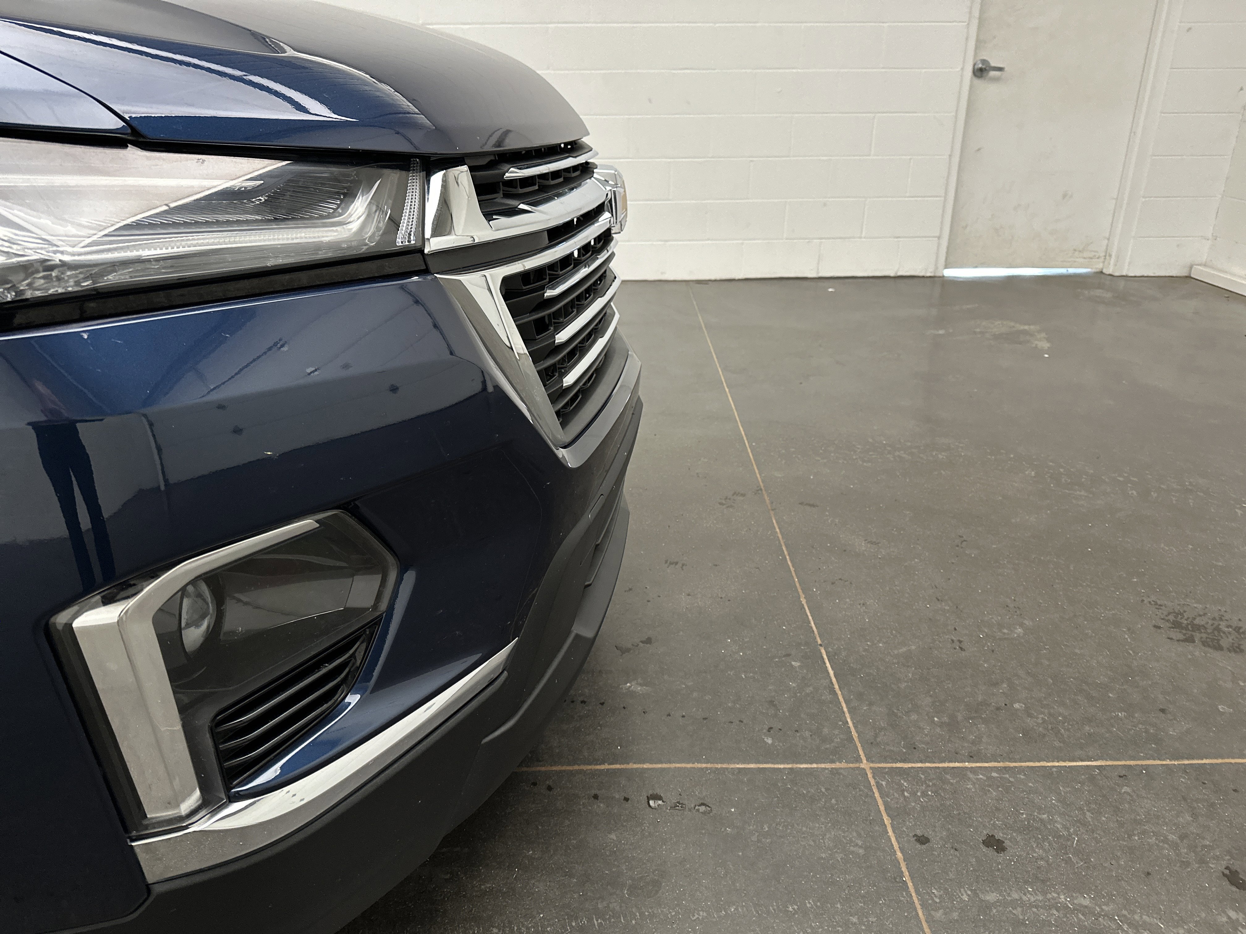 Used 2022 Chevrolet Traverse LT image 2