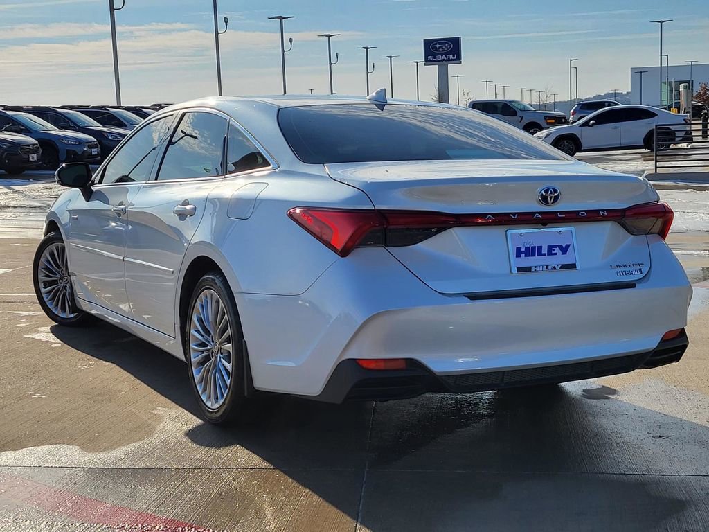 Used 2021 Toyota Avalon Limited image 3