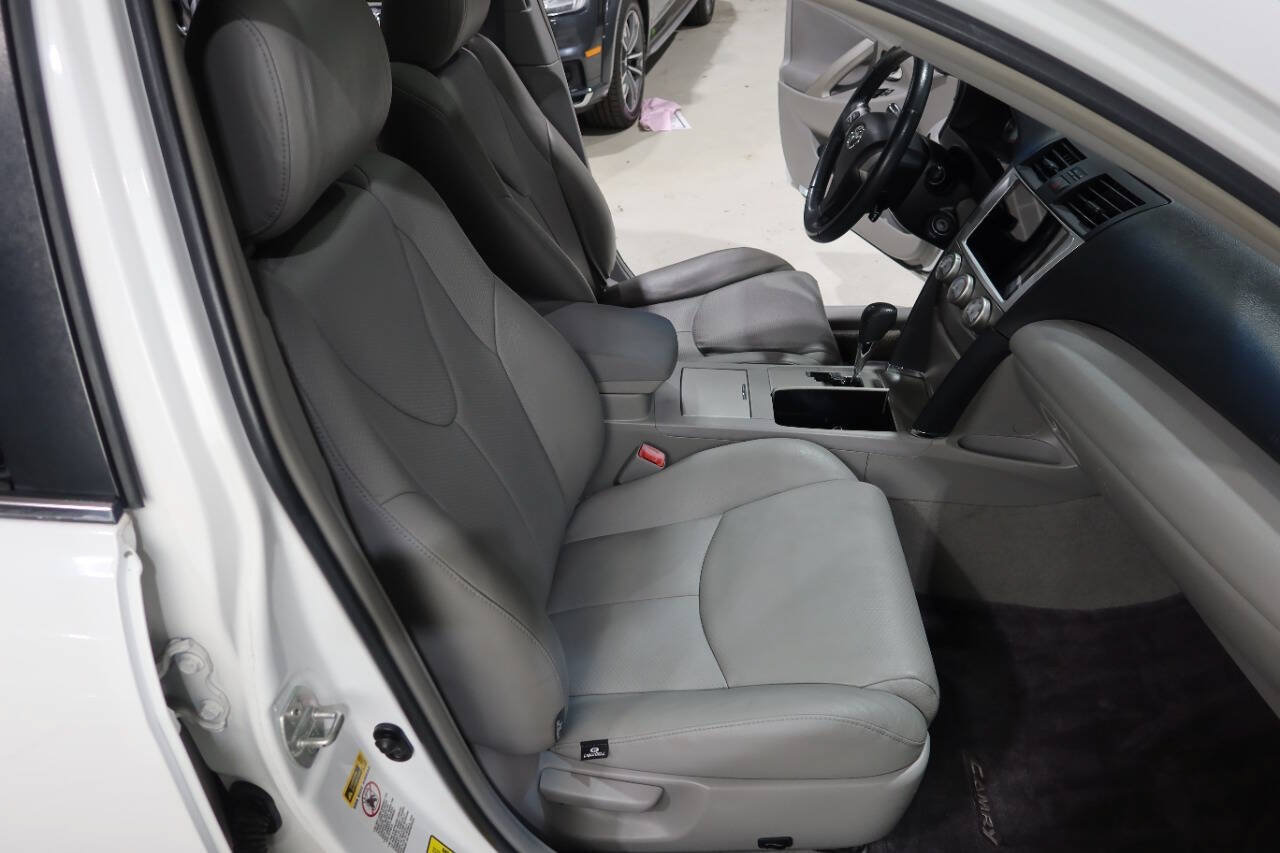 Used 2011 Toyota Camry SE w/ SE Extra-Value Pkg #1 FWD image 13
