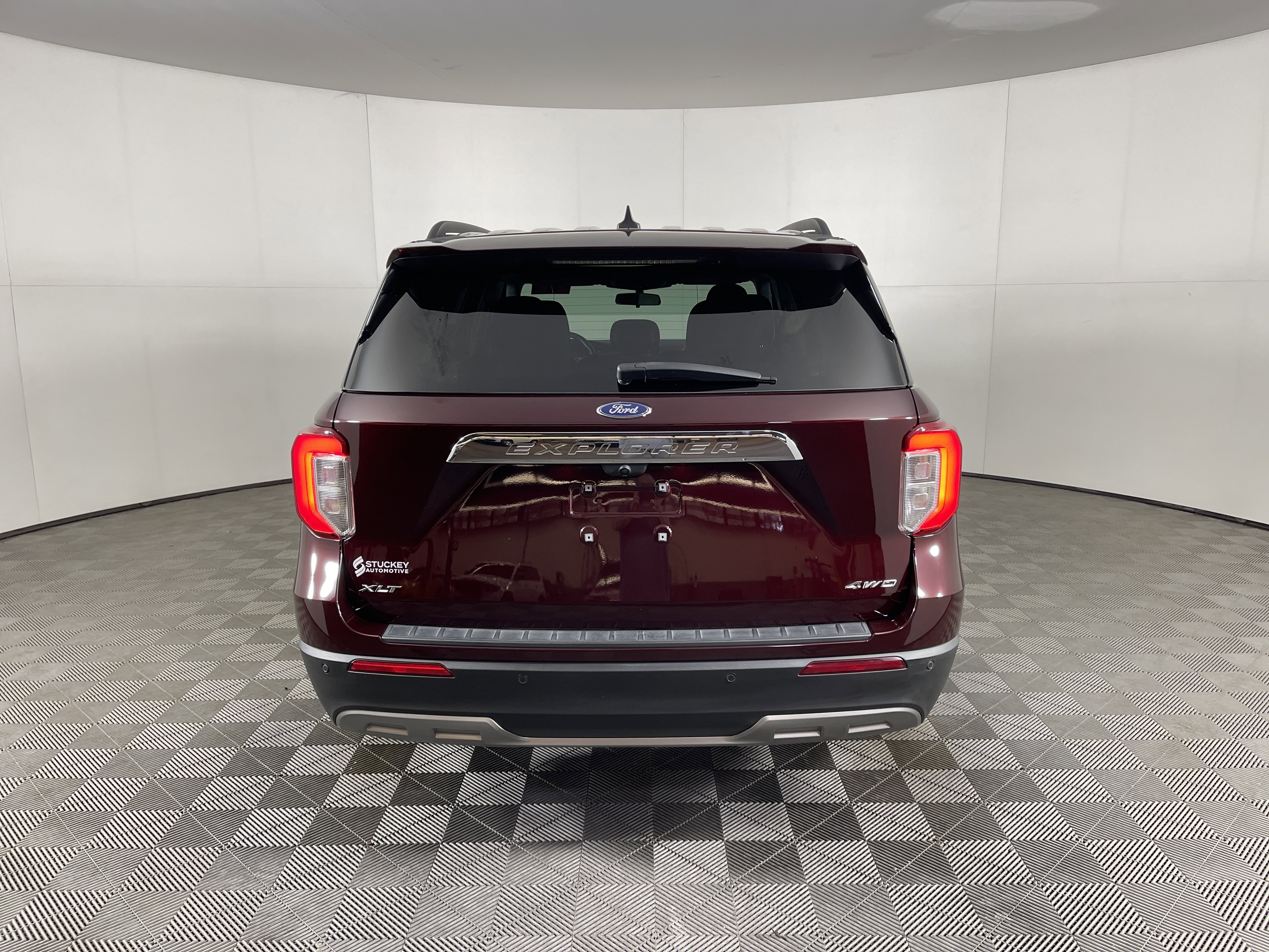 Used 2022 Ford Explorer XLT w/ Equipment Group 202A image 4