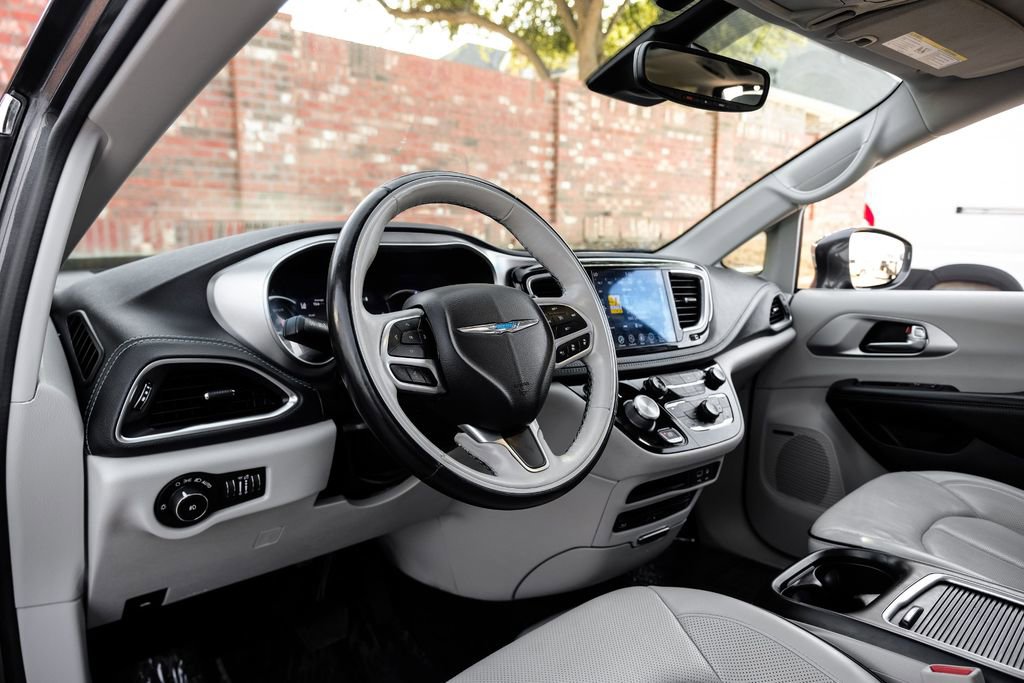 Used 2019 Chrysler Pacifica Limited w/ Advanced Safetytec Group image 2