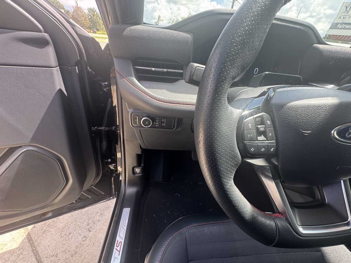 Used 2025 Ford Explorer ST-Line w/ ST-Line Street Pack AWD/4WD image 16