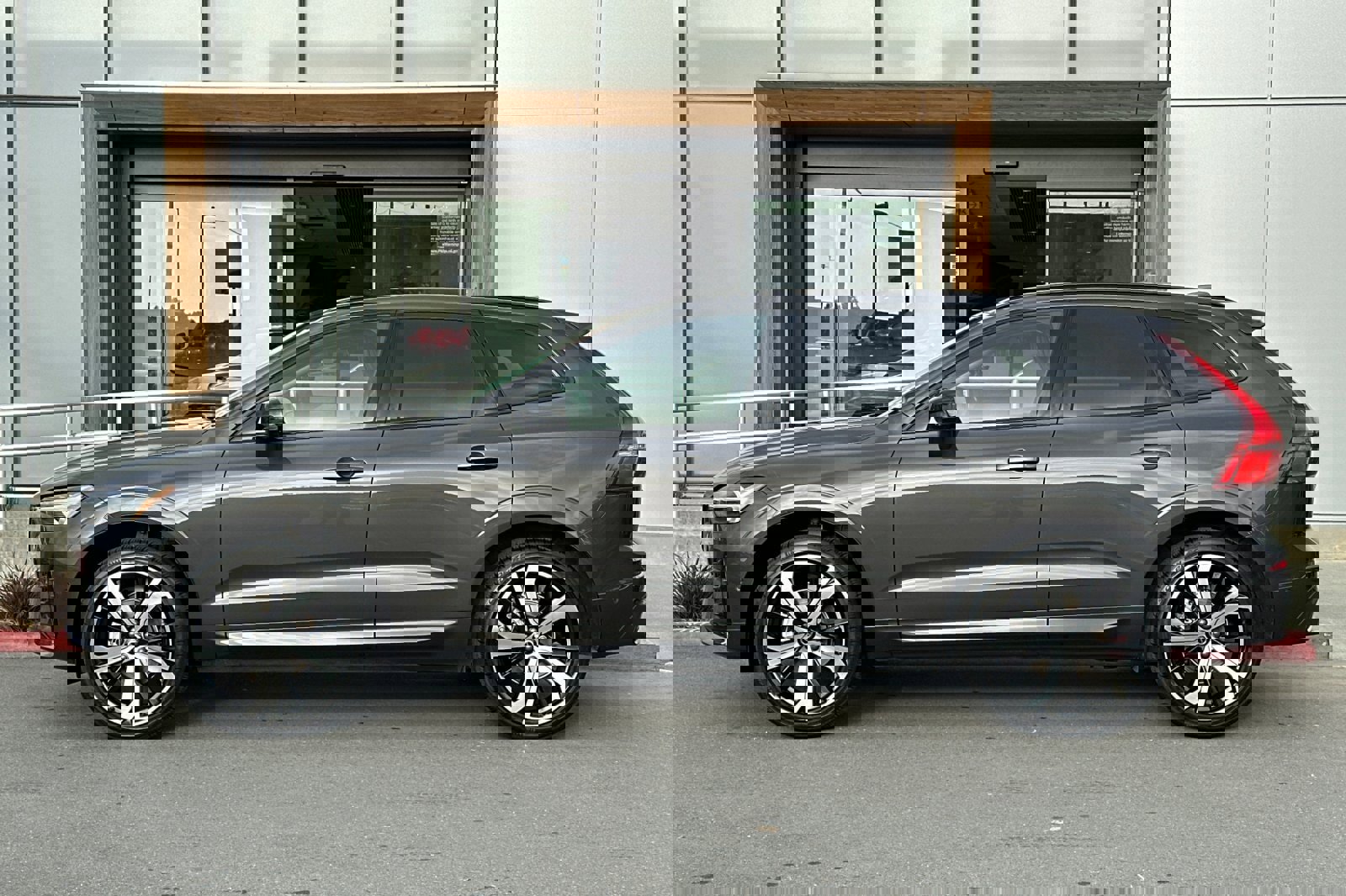 Certified 2024 Volvo XC60 B5 Ultimate w/ Protection Package Premier image 6