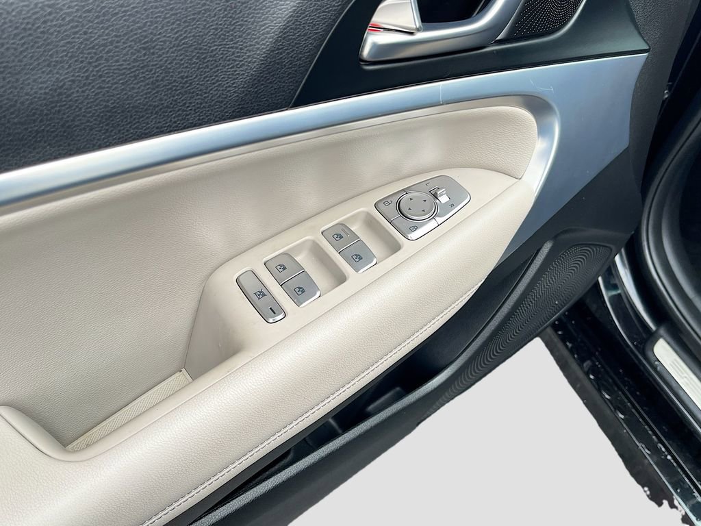 Used 2023 Genesis G70 2.0T image 18