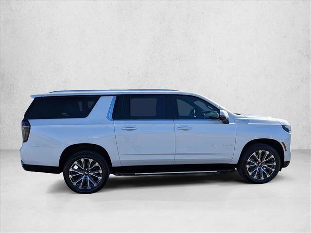 Used 2025 Chevrolet Suburban High Country image 4