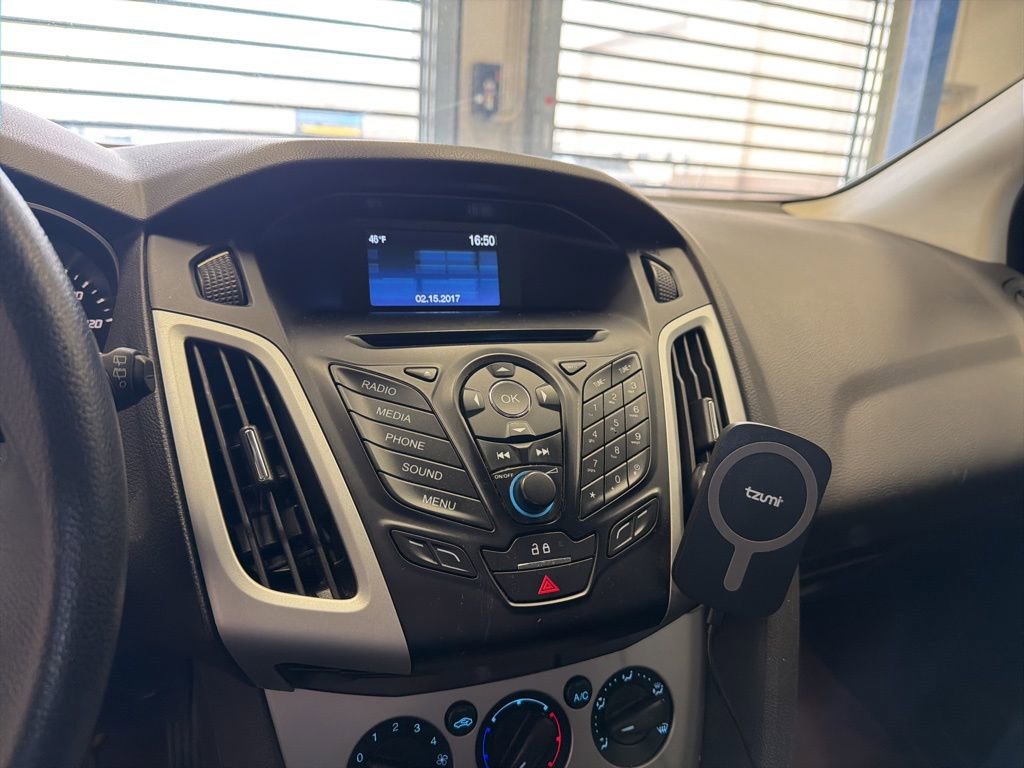 Used 2014 Ford Focus SE w/ SE Winter Package image 3