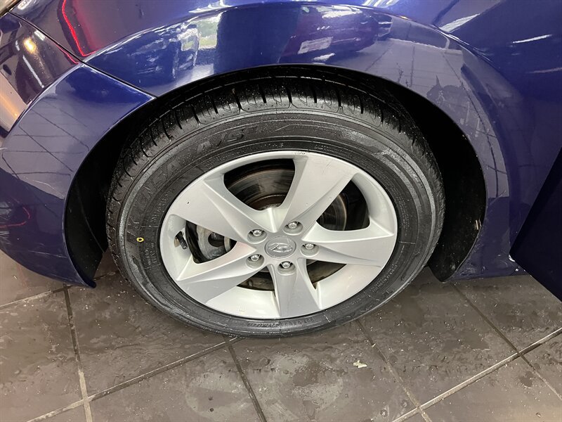 Used 2013 Hyundai Elantra GLS FWD image 29