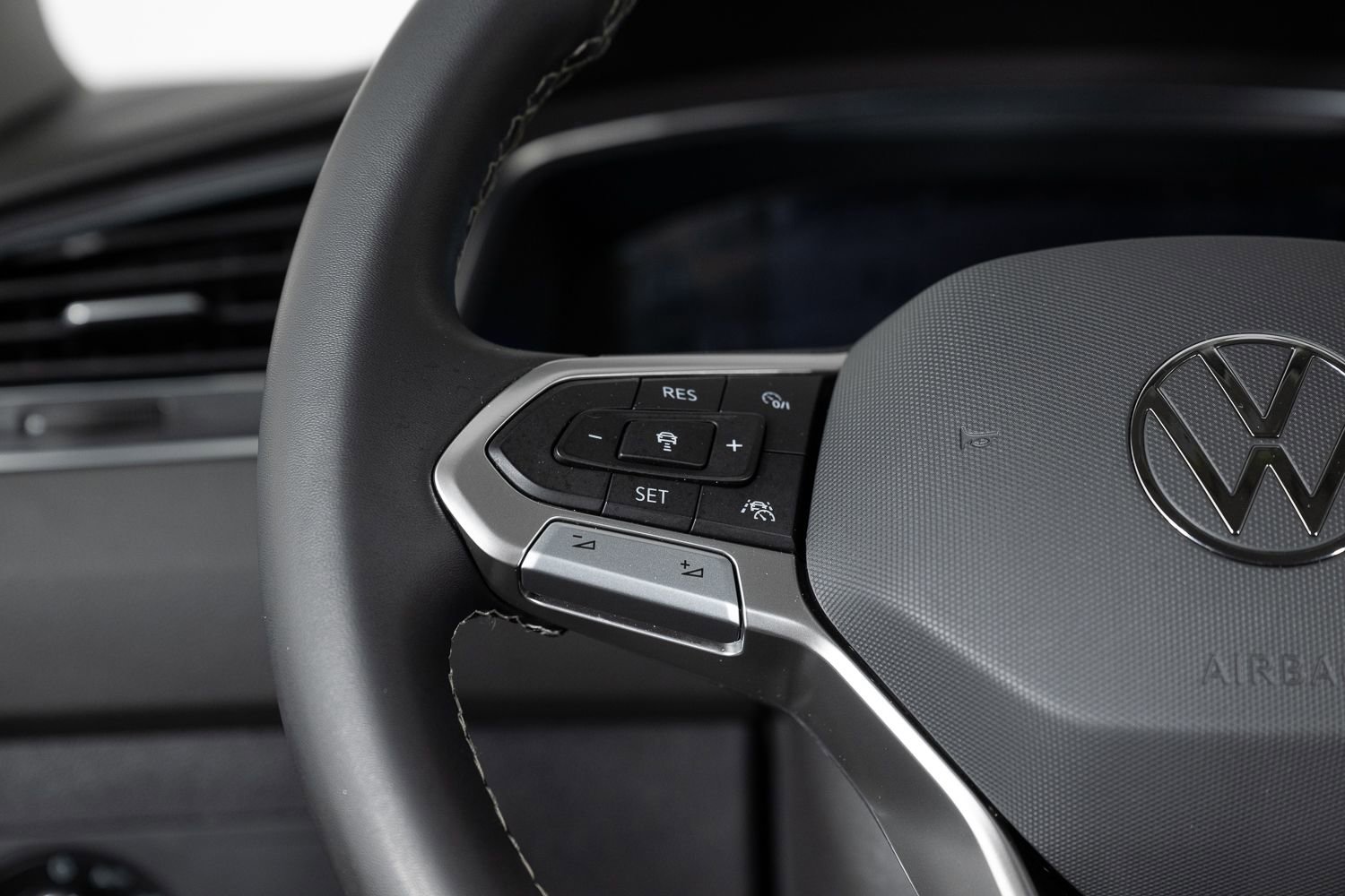 Used 2023 Volkswagen Tiguan SE image 31